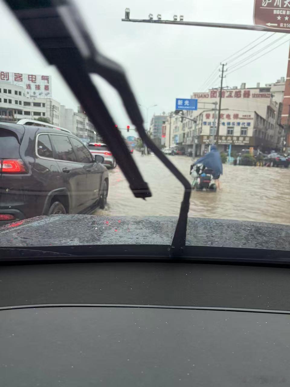 在温州出差的同事发来的照片~温州苍南特大暴雨致积涝 ​​​