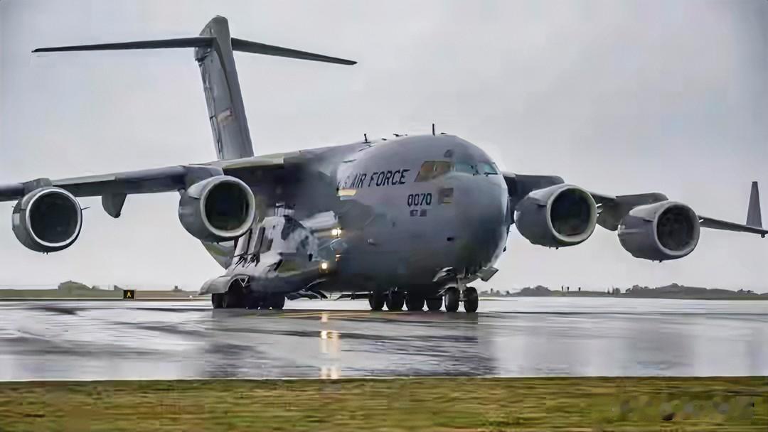 ​C-17货舱可搭载可吊装的银鹰保密通信吊舱+银子弹VVIP指挥舱，这套加密通信