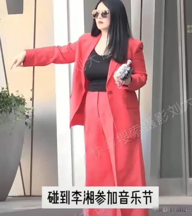 李湘长沙街头露面，体重飙升到160斤左右，一副财大气粗的富婆模样。真的羡慕她，年
