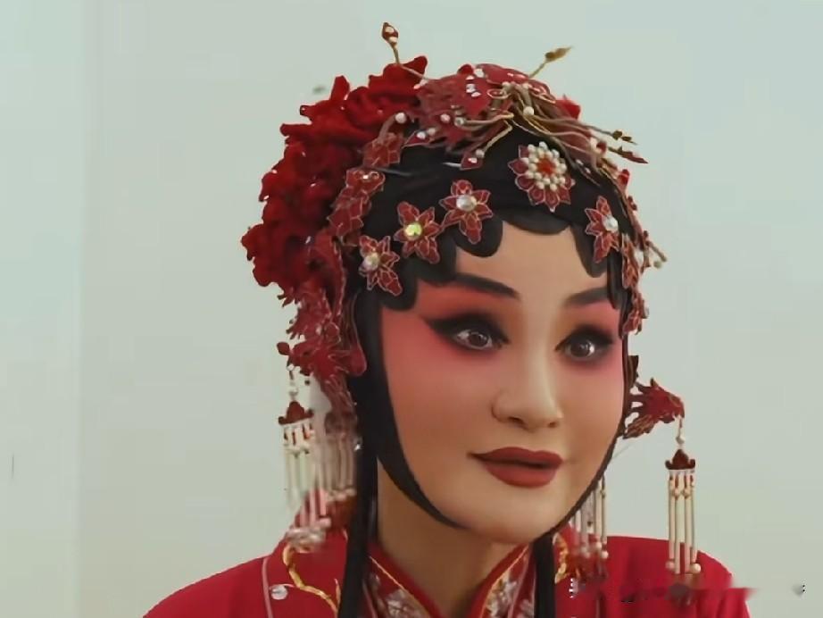 热播剧《主角》中忆秦娥，在表演《鬼怨》中的慢卧鱼这个高难度的戏曲动作，我们观众看