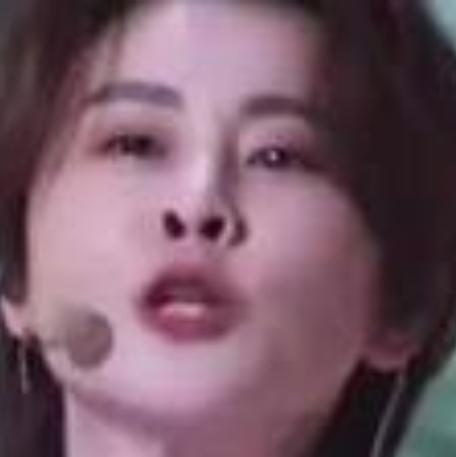 在《乘风2026》一公舞台上，冬奥冠军王濛与李小冉、唐艺昕组队演唱《心愿便利贴》