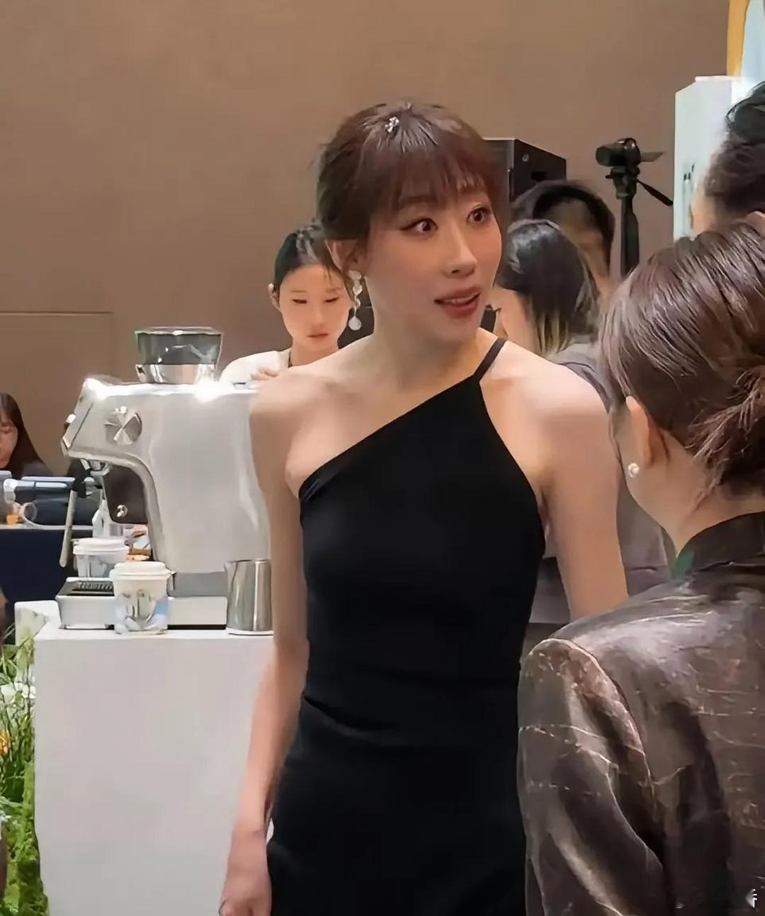 任素汐不是美女标准，骨架大 