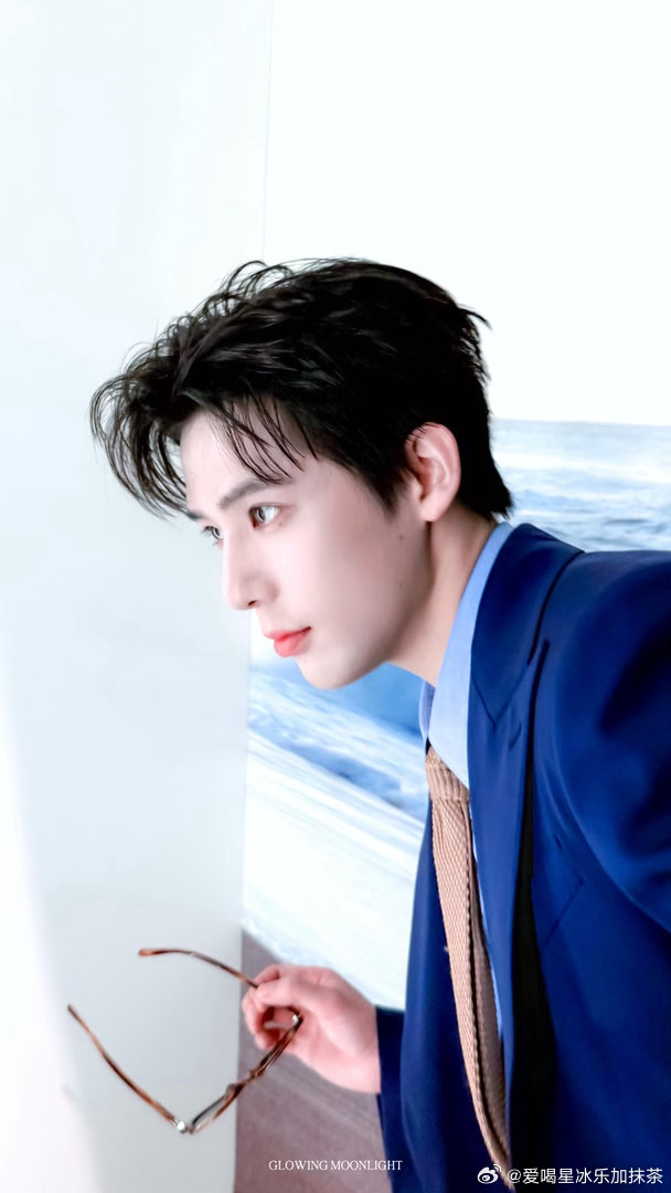 王安宇  棍哥你这身材不错哟～西装革履是要把我迷晕ma王安宇 