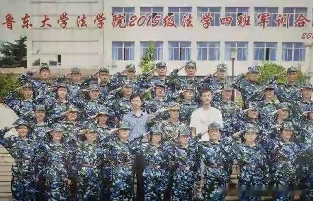 中印边境冲突事件曝光之后，祁发宝团长张开双臂阻拦来犯人员的画面传遍全网，和他一同
