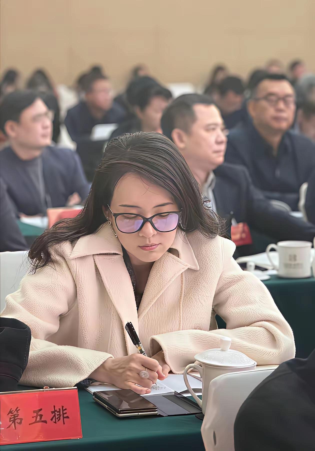 第一次觉得有女明星这么有体质内的气质！大家看出来她是谁了吗？