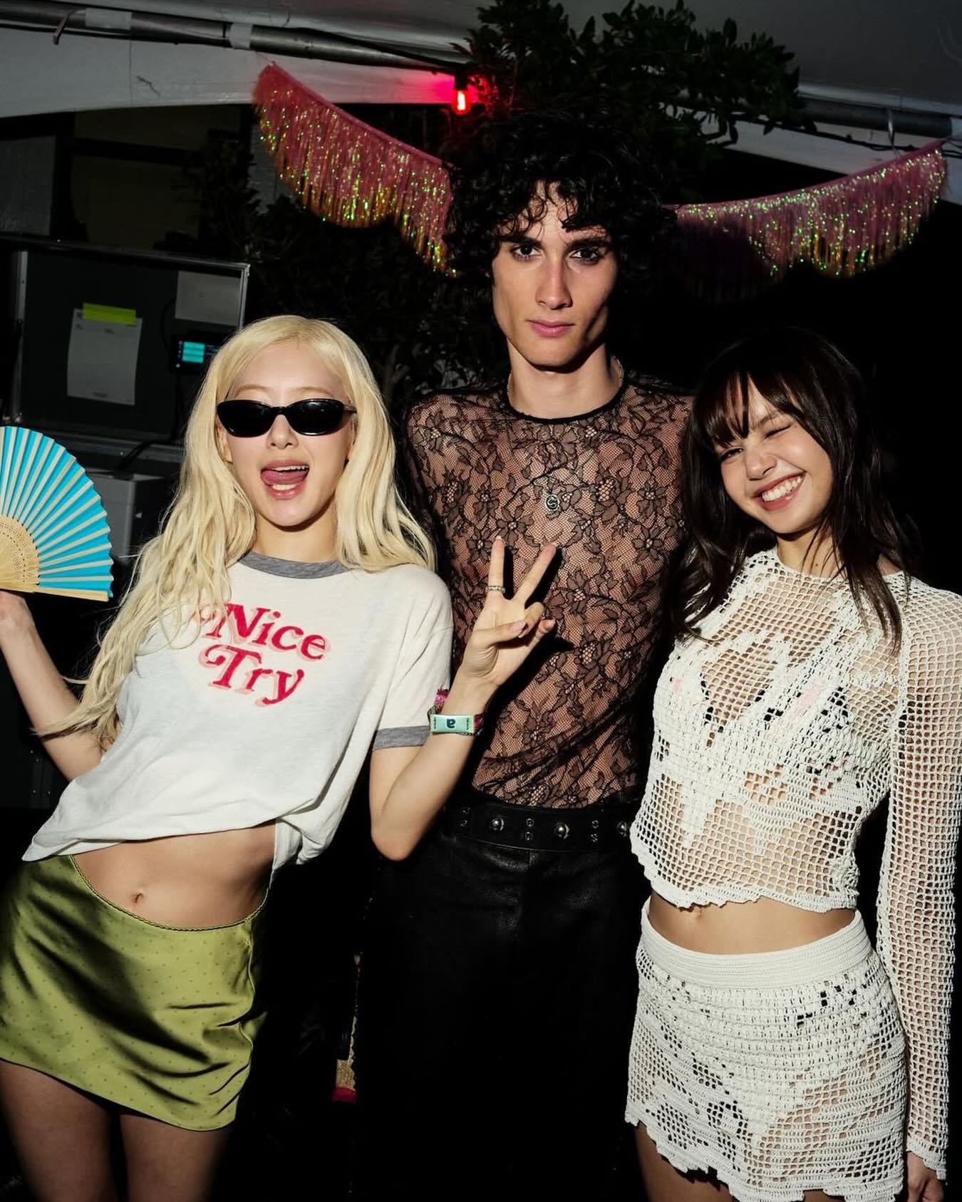 Rosé、Lisa和sombr合影📸🏜️ 