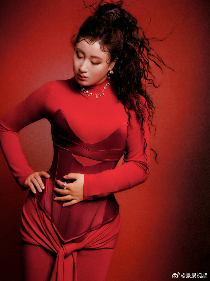 这下都知道锤娜丽莎本名了从带来欢乐的锤娜丽莎，到追逐星光的嵇嘉禾，她从未放弃热爱