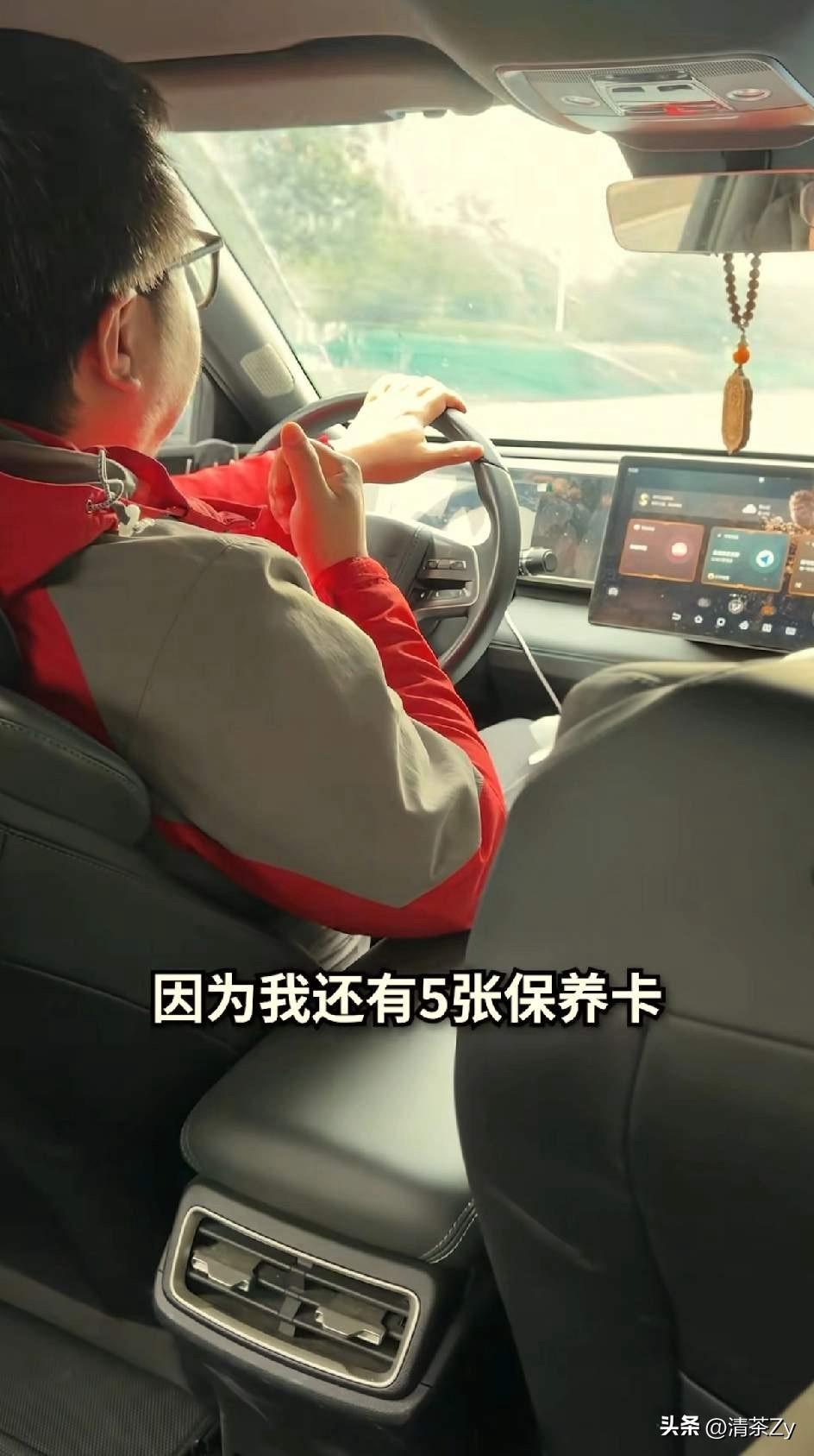 比亚迪车主充电蹭饭的庞先生把找来调解的博主老常都气懵了！

本来博主老常和4S店