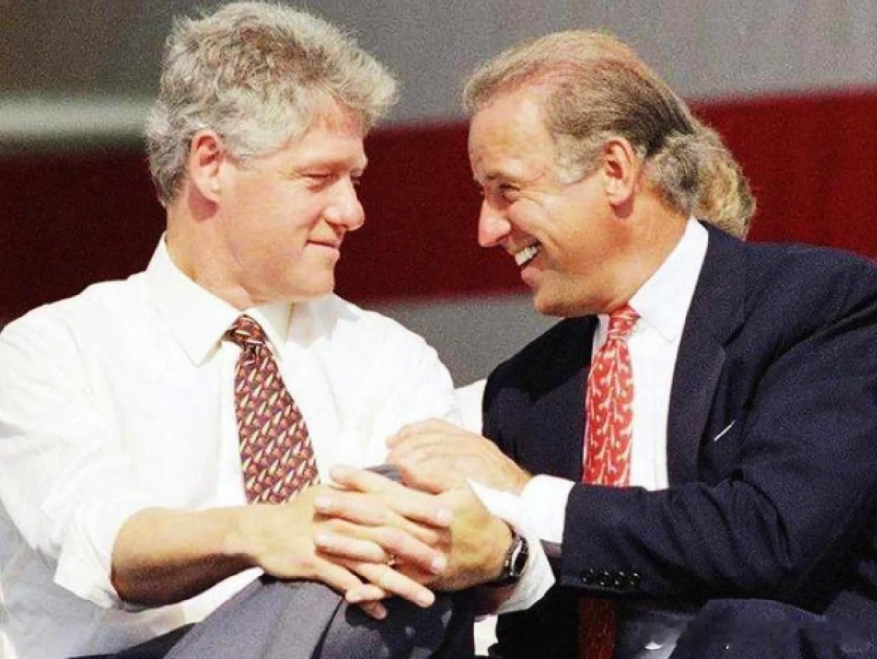 1993年美国总统克林顿与比他还大4岁的联邦参议员拜登在一起历史影像 ​​​