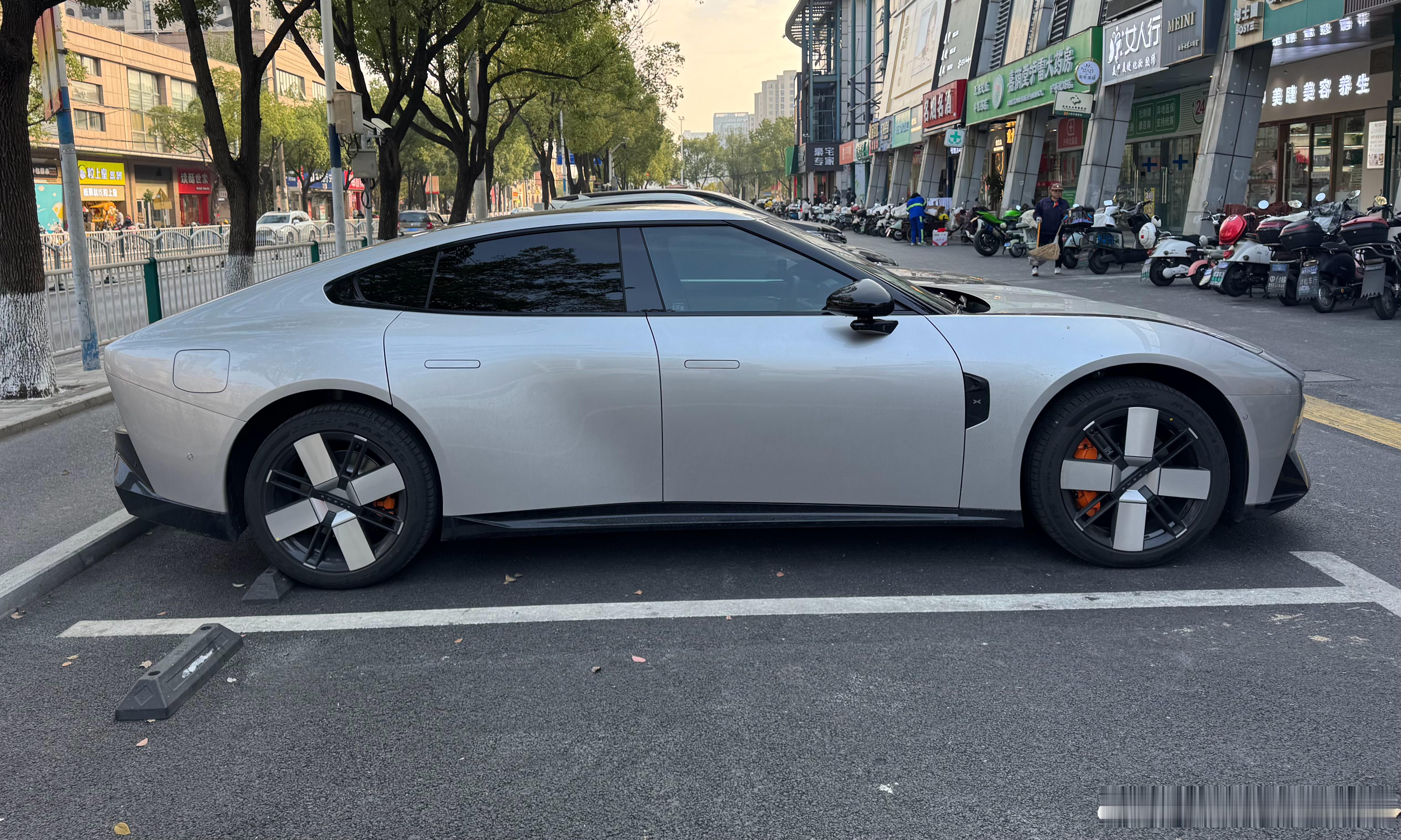 小鹏P7在魔都街头的可见度越来越高了，不得不说P7的车身姿态很好，短前悬、长后悬