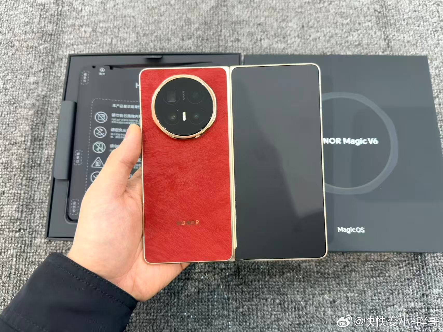 看到 V6 这个背面立马想到了三折叠辣条 