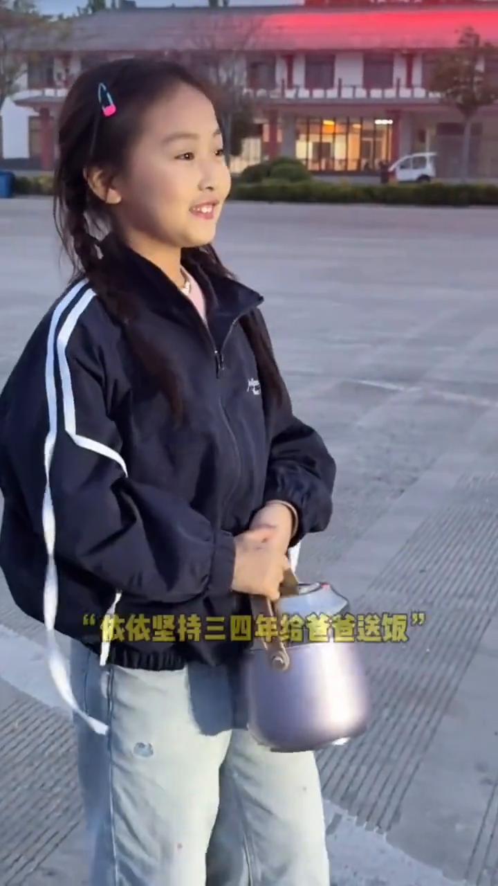 闺女心疼爸爸，开货车辛苦不按时吃饭，坚持固定服务区给爸爸送饭。
爸爸跑货车已经2