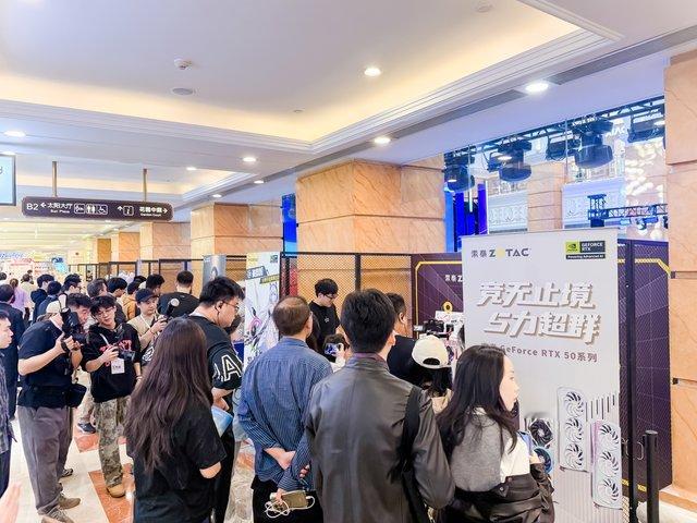 在众多热爱电竞的玩家与观众的热烈呼声中，2025全民电竞嘉年华正式落幕，激烈的比