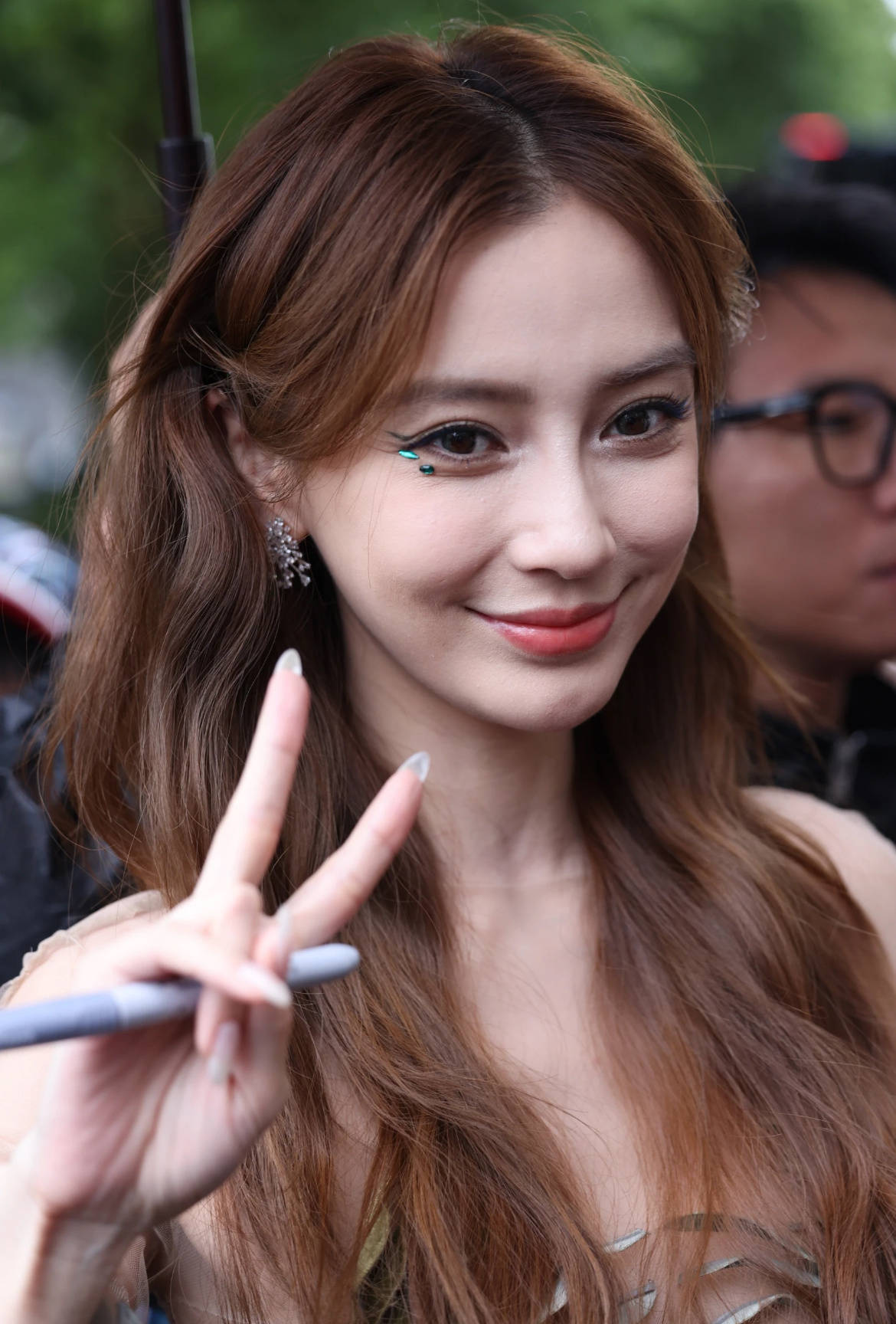 粉丝镜头下的 Angelababy，状态如何？[思考][思考][思考]Angel