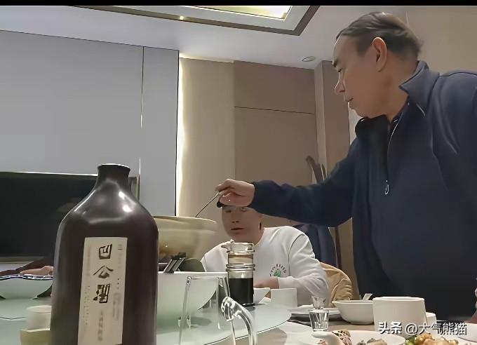 真是开眼界了，居然还有一款凹公酒，面世都十多年了。
其实不光是酒，看看各地围绕贾