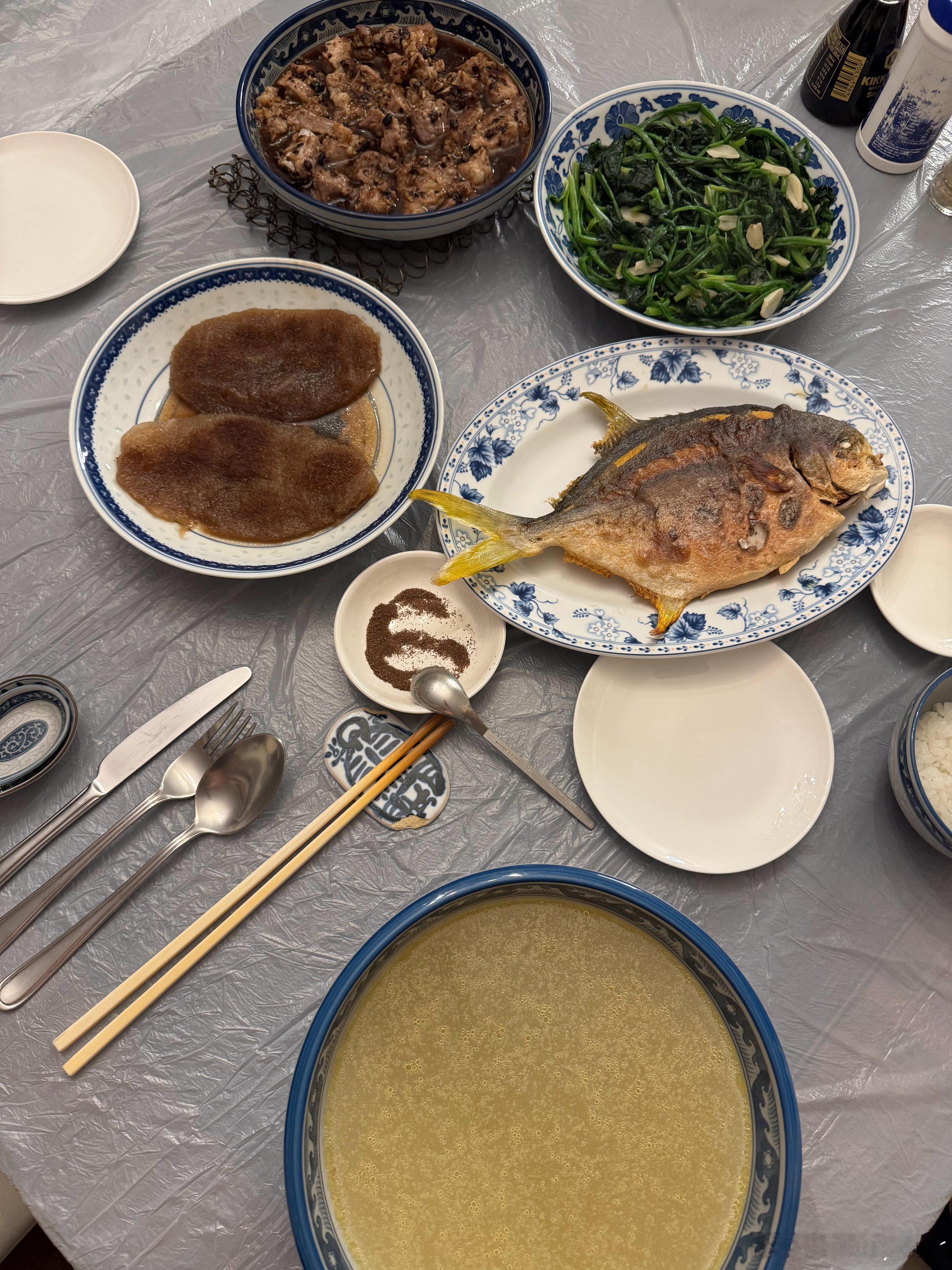 今日的家常便飯，煎䱽魚，豉汁蒸排骨，上湯蝦子油皮，蒜片炒菠菜，花膠冬蟲草火腿雞湯