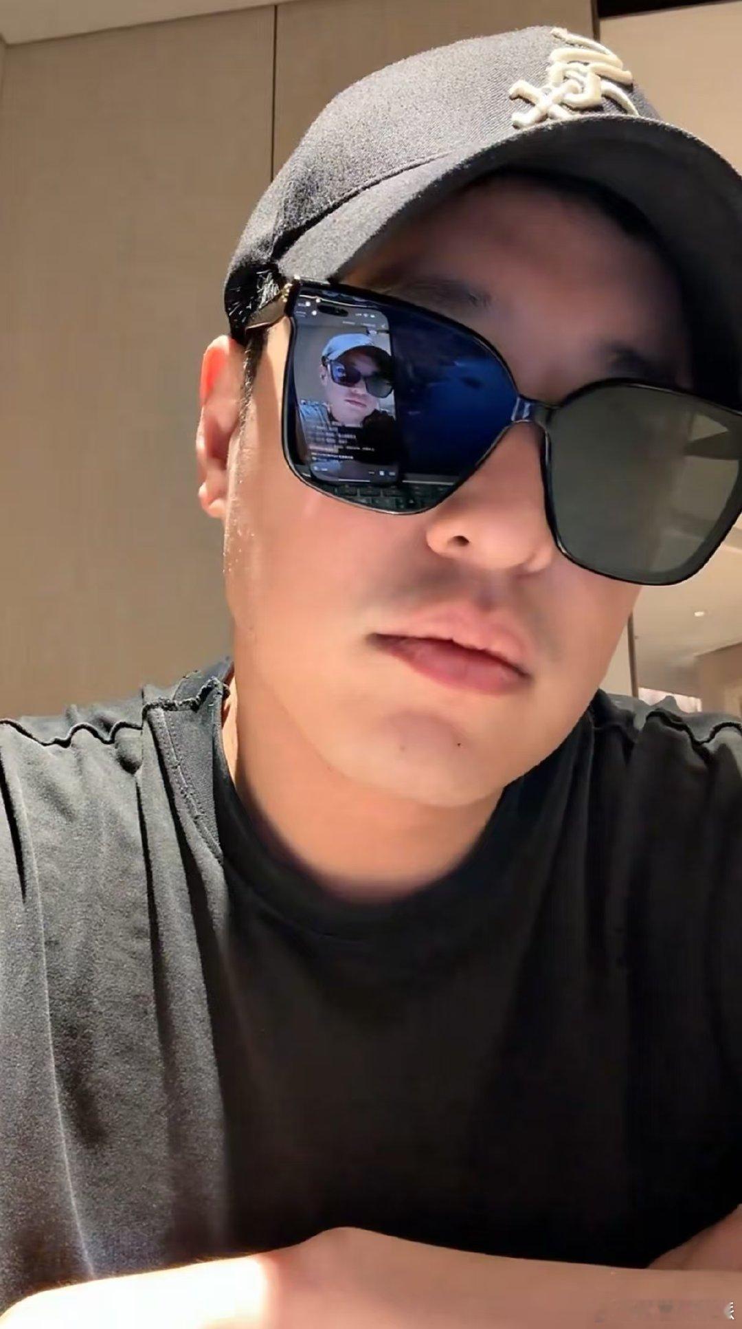 潘玮柏狂爱吃播 被潘玮柏吃播戳中！新专辑介绍到一半，突然煮泡面开吃，《狂爱》怕不