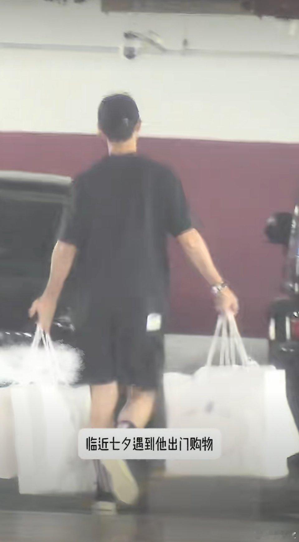 李现买了四大包自己代言品牌一身黑衣低调出行，手提四大包自己代言品牌商品，好奇是自
