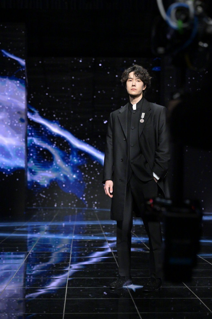 王一博 中山装 王一博微博之夜中山装红毯亮相，这身段这气质，矜贵拽酷双拉满✨ 
