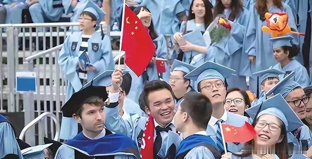 2018年还有1.16万美国学生在中国读书，到了2024年这个数字就掉到了八百来