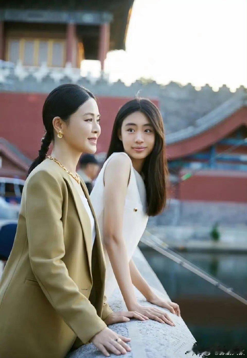 佟大为的女儿长大了！也长高了！看上去比她母亲关悦高多了！170的既视感，这长腿真