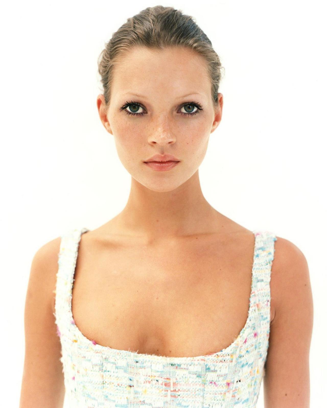 Kate Moss 是历史上登上英国版《VOGUE》杂志封面最多的模特。
作为英