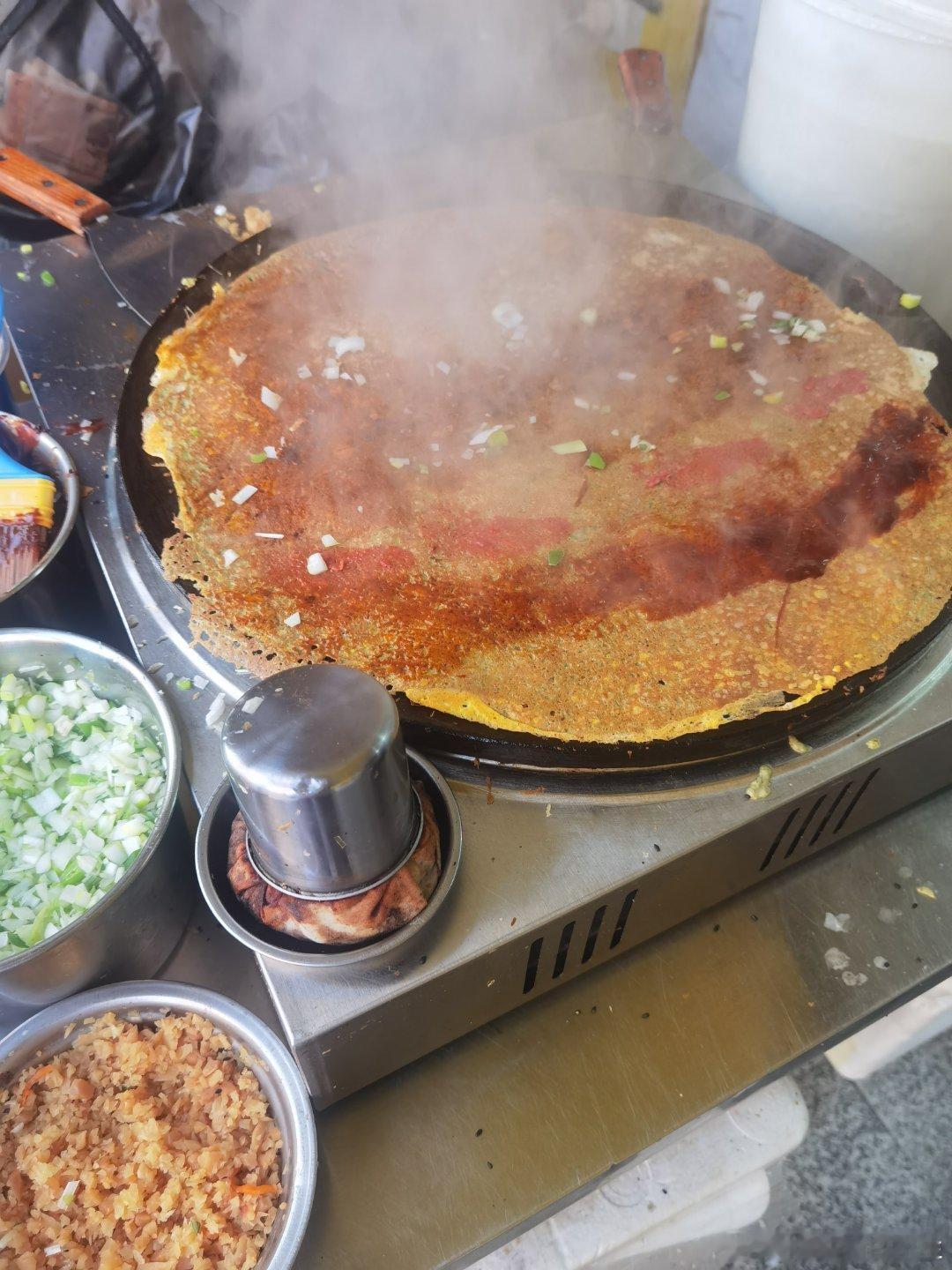 稍微有一点儿阴天，先来套煎饼吧，今天大姨抹的酱有点多，不知道会不会咸 