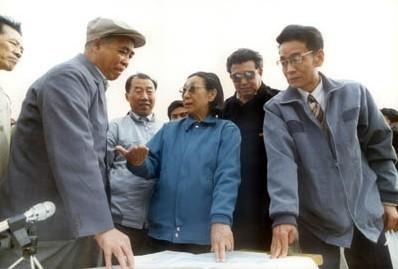 1989年10月4日白清才（右三）、郭裕怀（左二）、陪同钱正英（右三）同志视察万