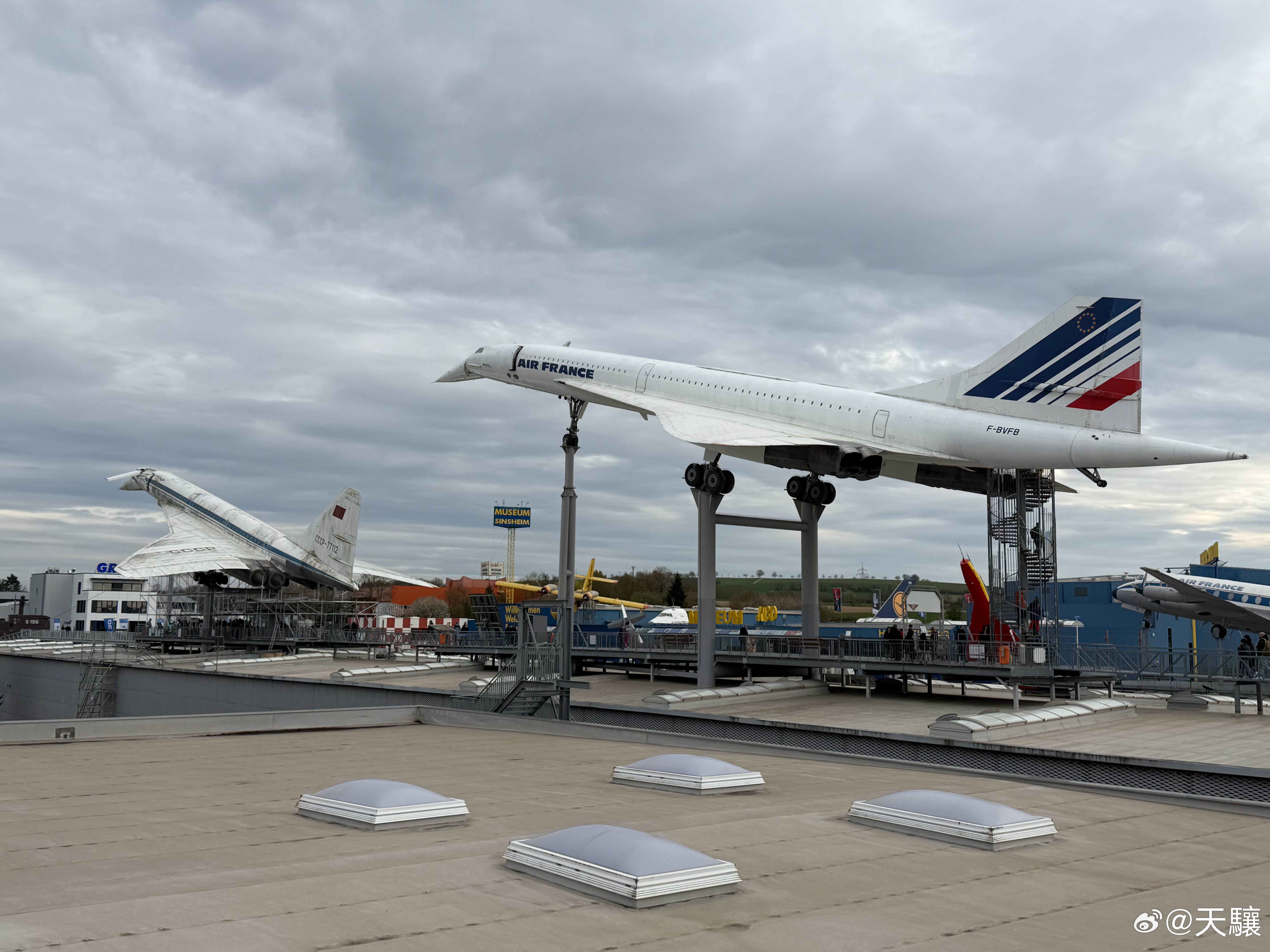 全世界唯一一个能同时看到协和式和图144的地方以及一台希特勒原味车架的 Merc