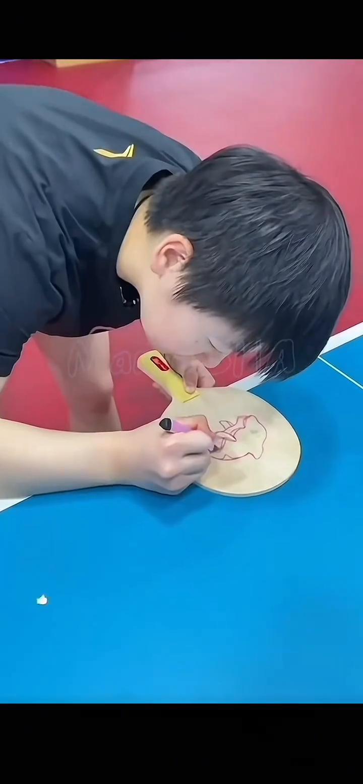 今天我有一项秘密任务，需要我给你准备什么吗？笔来板来，大家快来猜猜这是什么？猜对