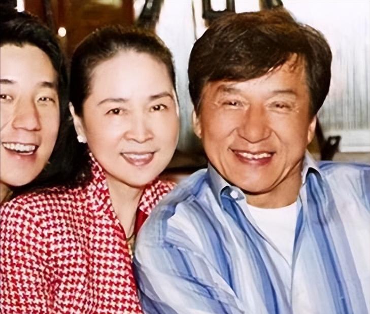 1999年，吴绮莉挺着大肚子找到成龙:“我怀了你的孩子。”这句话像一颗炸雷，在香