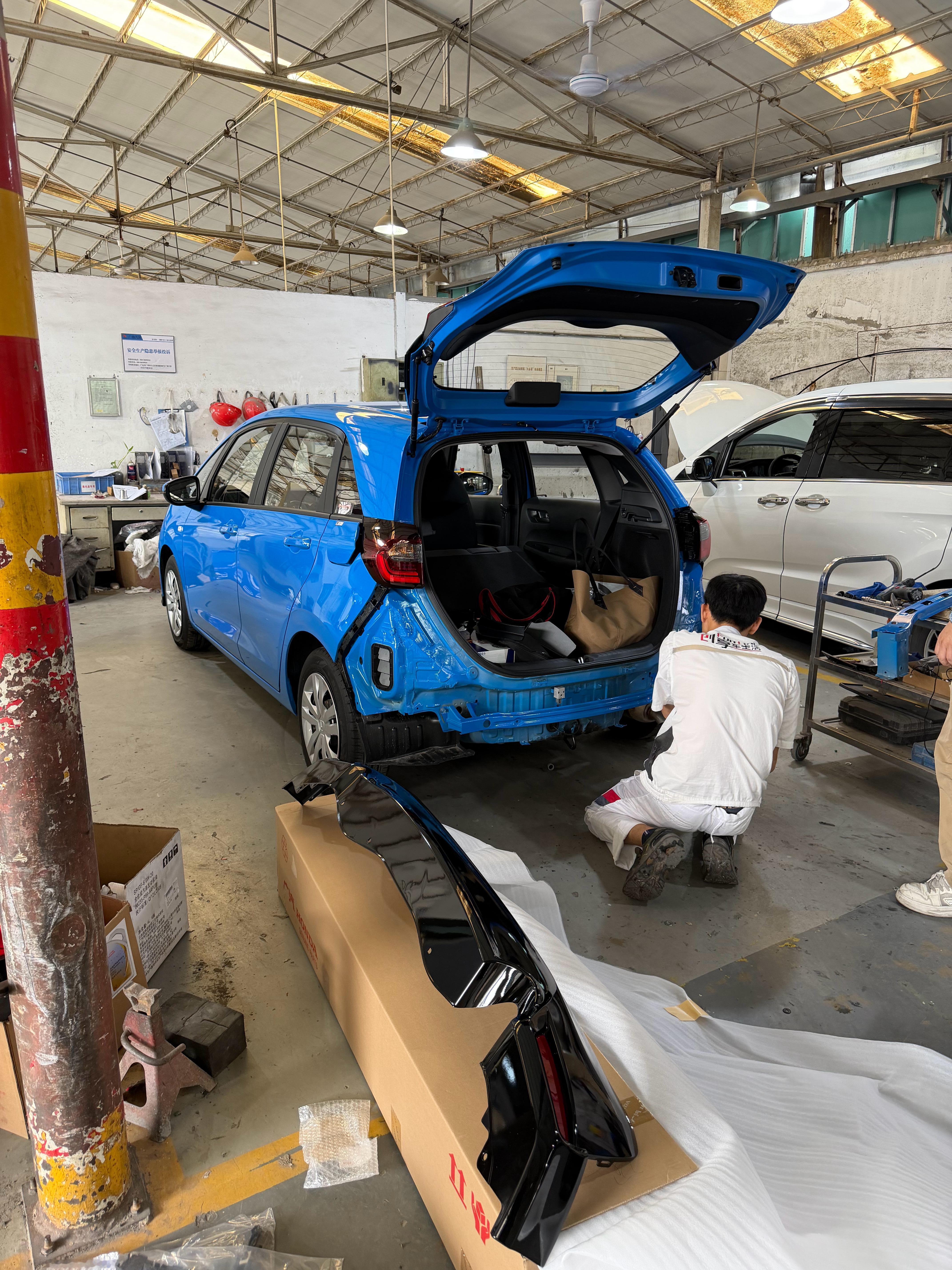 昨天给我的小飞度改了“日版”的短尾杠包围终于和尾门齐平了其实用上一代 GR9 的