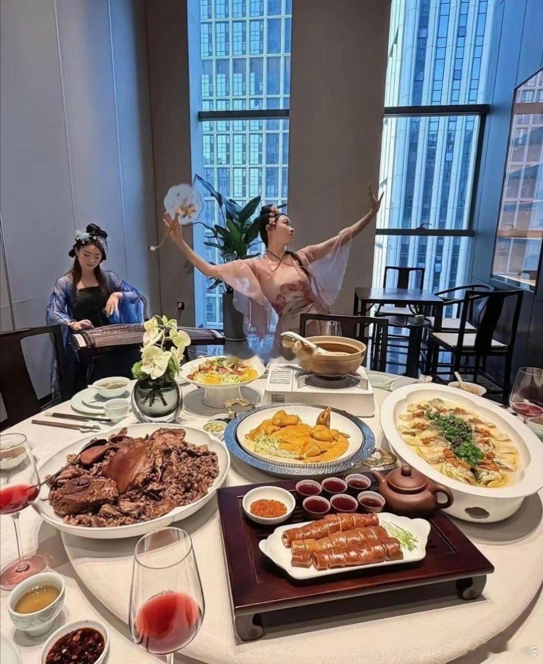 看表演估计比菜贵吧～～～