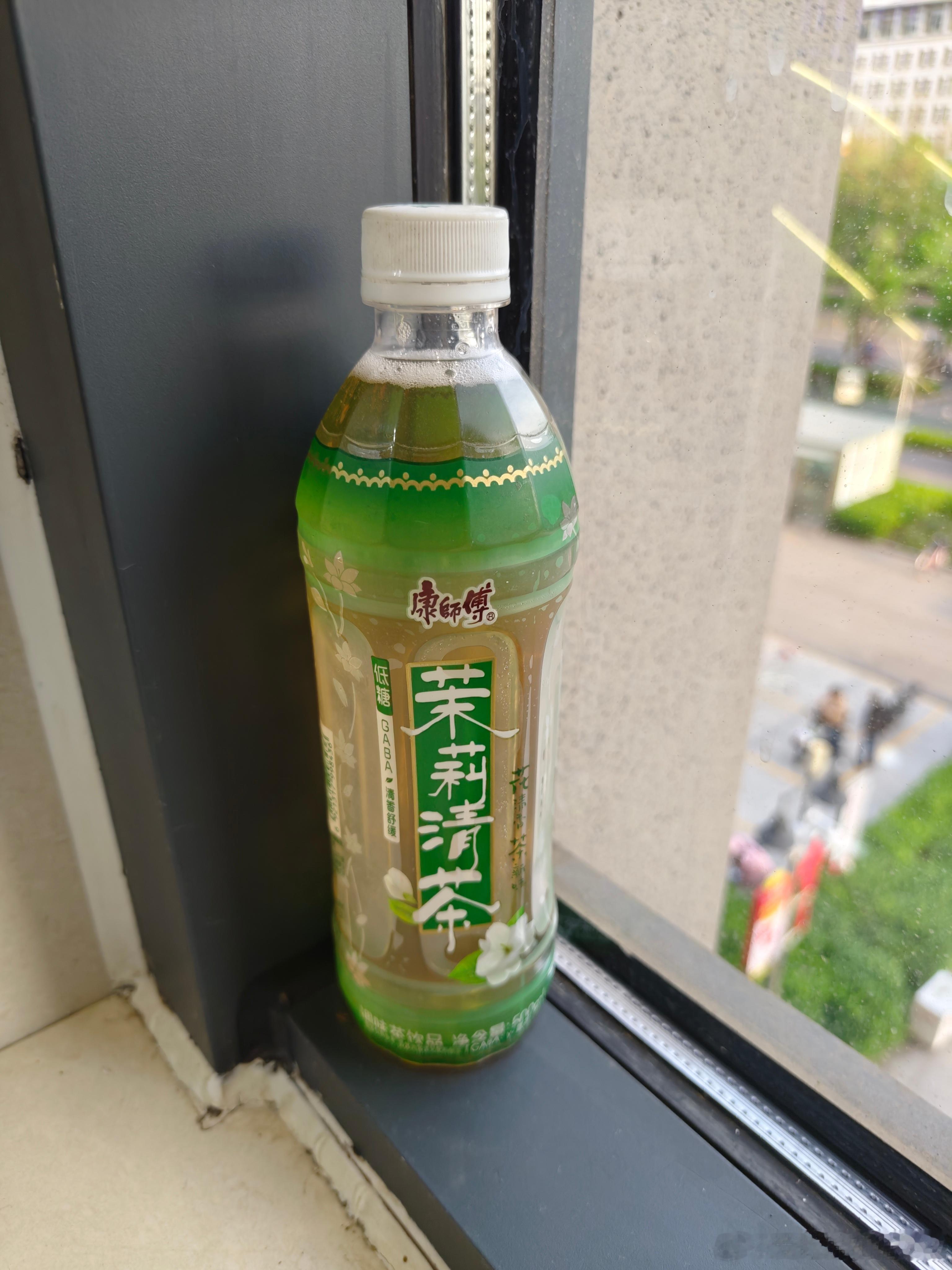 雨天不想出门闲逛，宅家喝康师傅茉莉清茶，静静享受独处时光 康师傅茉莉清茶