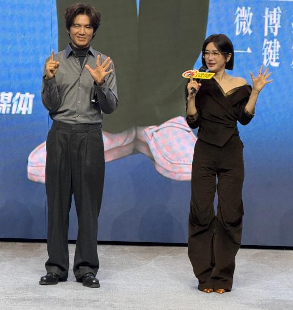 最近秦岚和钟汉良一起出席时尚活动，两位站在一起还很般配，搭配的也都很时尚。

秦