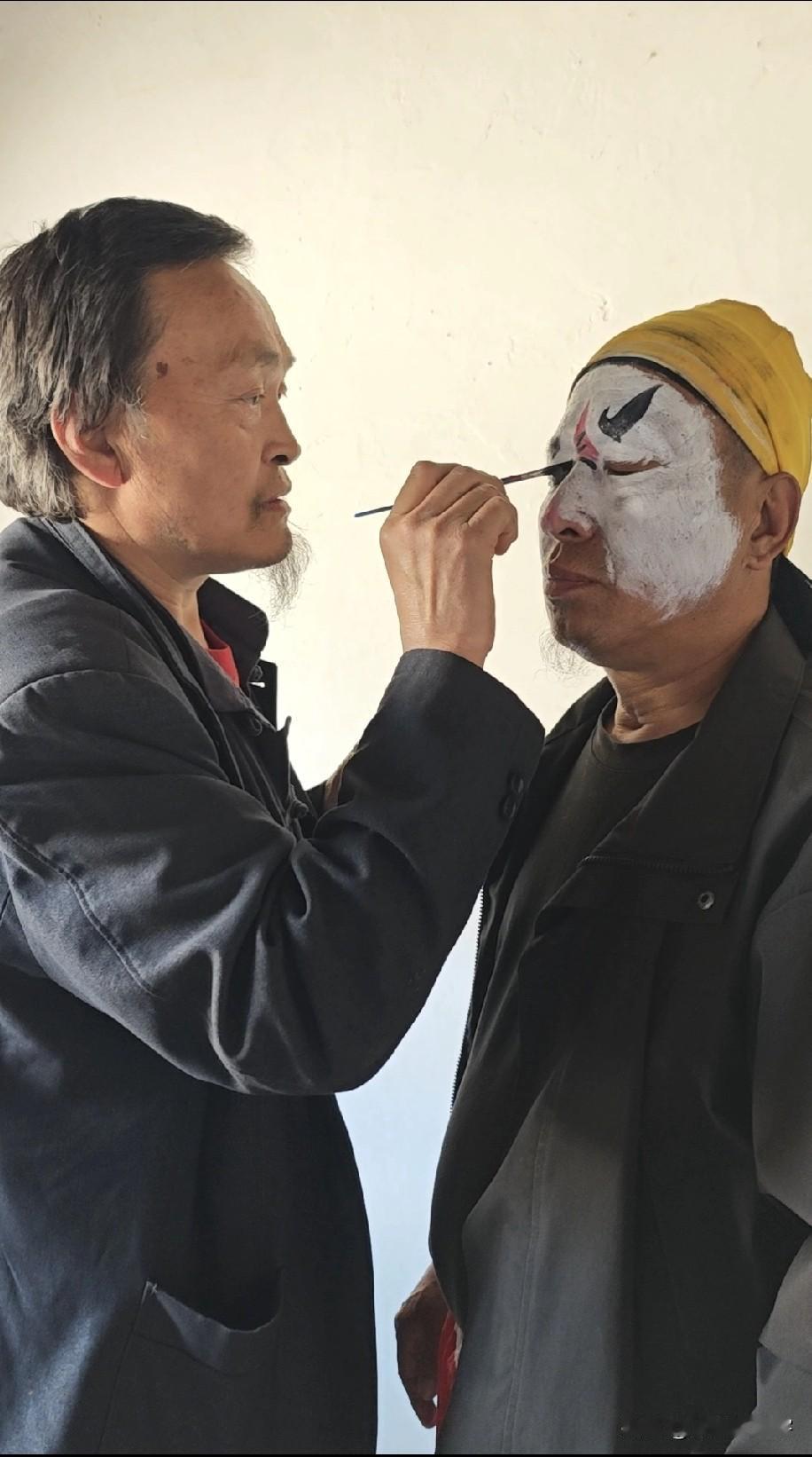 昨天去平顺东庄村，本想着拍泥塑非遗传承人“岳丙寅”老师的纪录片。
      令