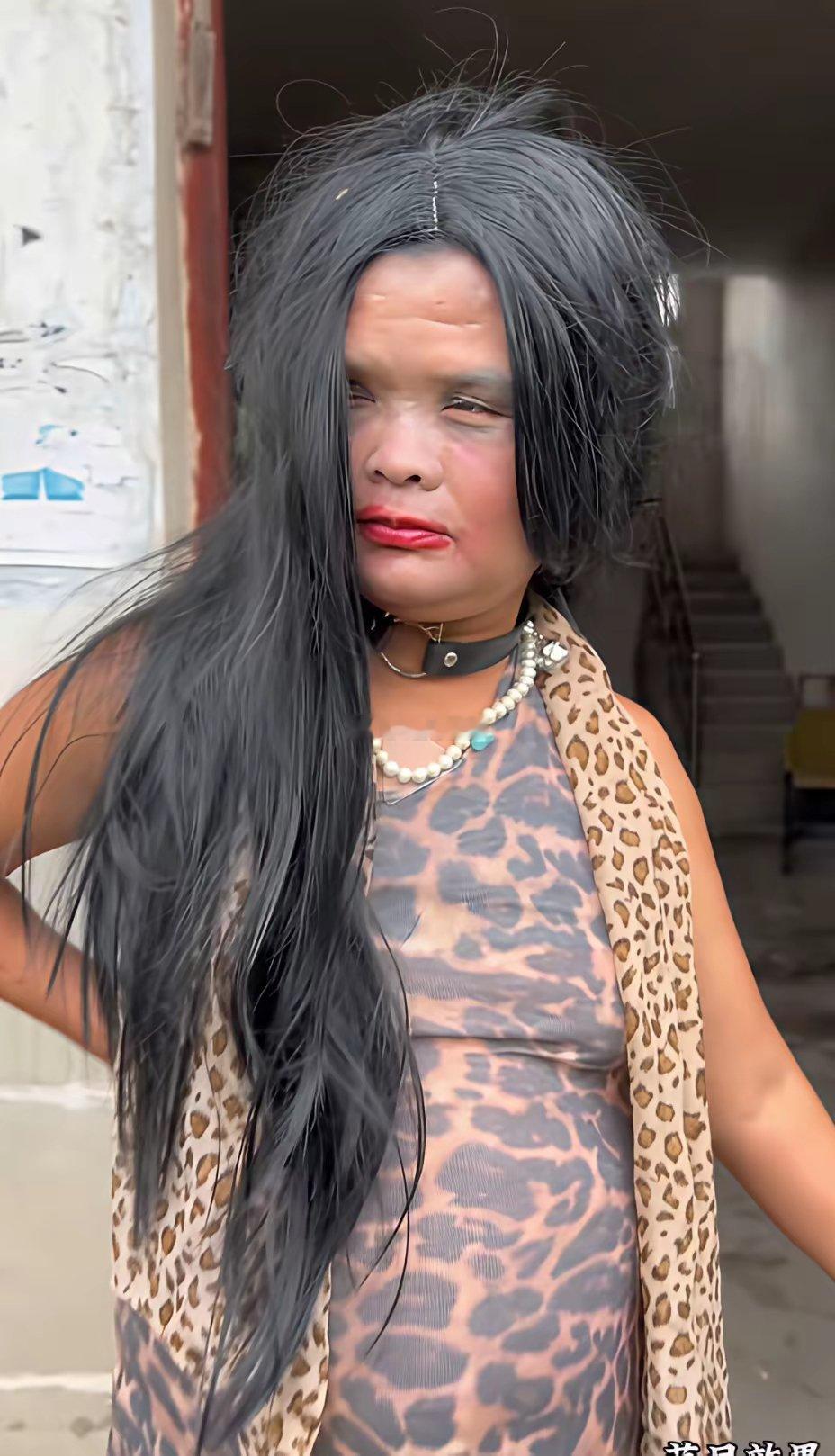 范小勤给妈妈化妆，一顿操作打扮他妈妈这个妆容，晚上出门都吓人 ​​​