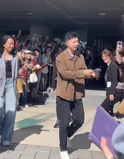 这才是收获小礼物正确的打开方式呢！[心]

在马龙访台的第六日，马龙又开始向围观