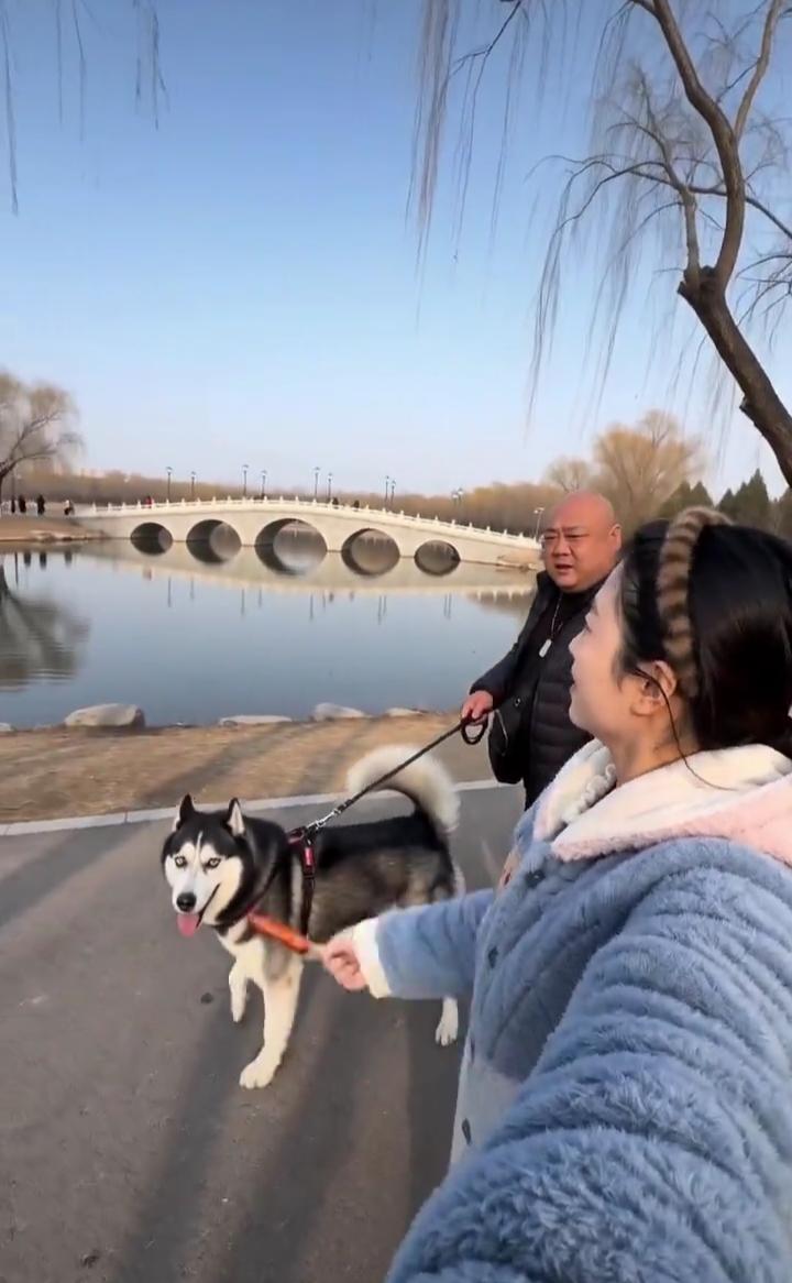 长这样还自拍，别挡道。