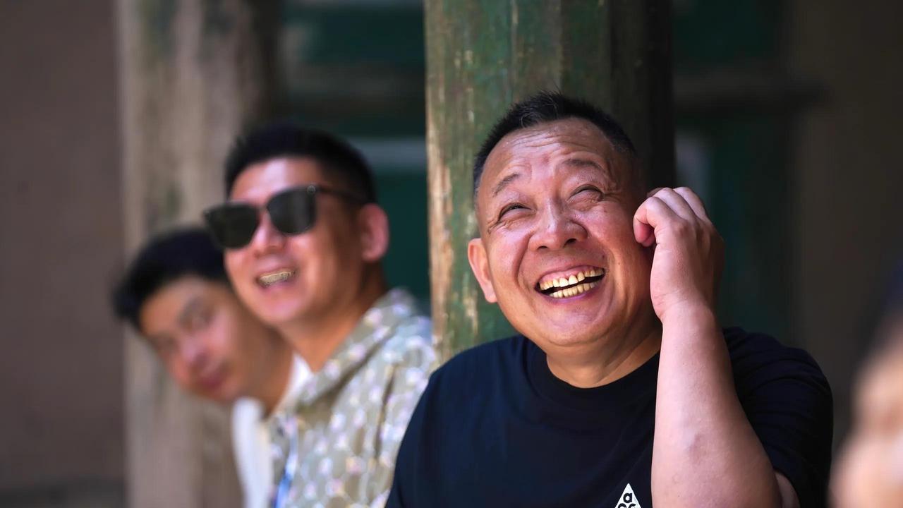 于东来的格局，
真不是一般人能比的，
你敢相信，他会邀请质疑胖东来的人来研究考察