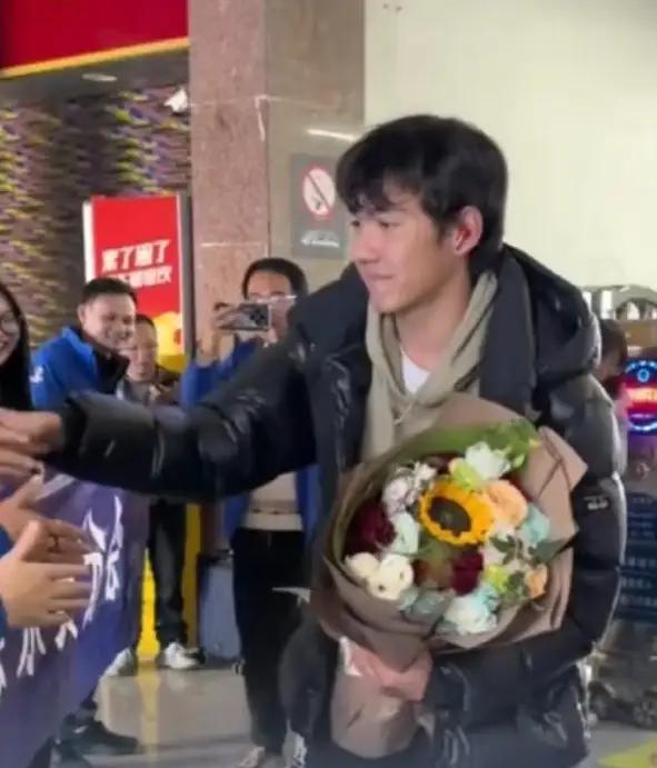 16岁的中俄混血罗曼现身永州队试训场，这事儿可太让人期待了！13号，永州足球协会