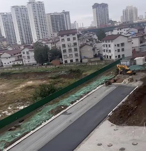 汉中一断头路  即将通车

近日，汉中城固育才路建设现场一派繁忙景象，大型机械轰
