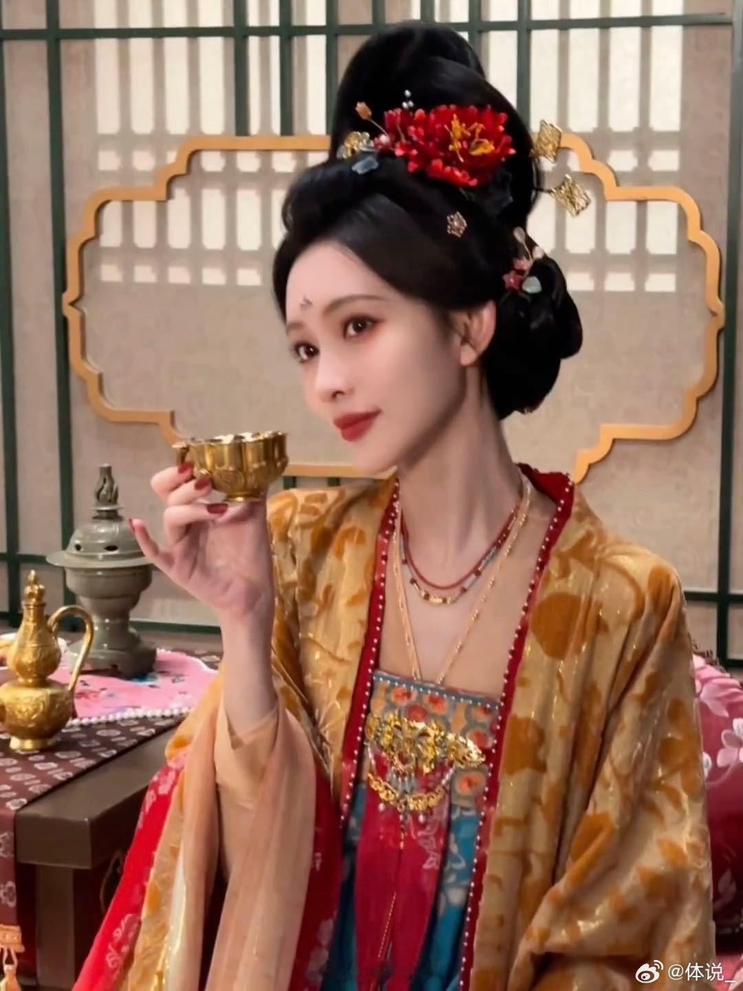 孟子义暮晚摇 甘为女王裙下臣孟子义《尚公主》暮晚摇预告太勾人！魅魔气质拉满，抬手