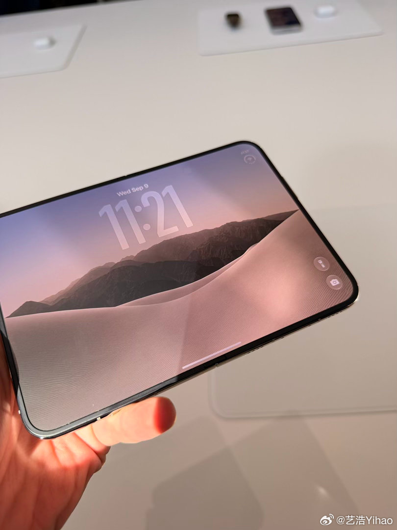 iPhoneDuo 屏下摄像头感受一下它的效果，还是会看到的，但苹果的交互方式不