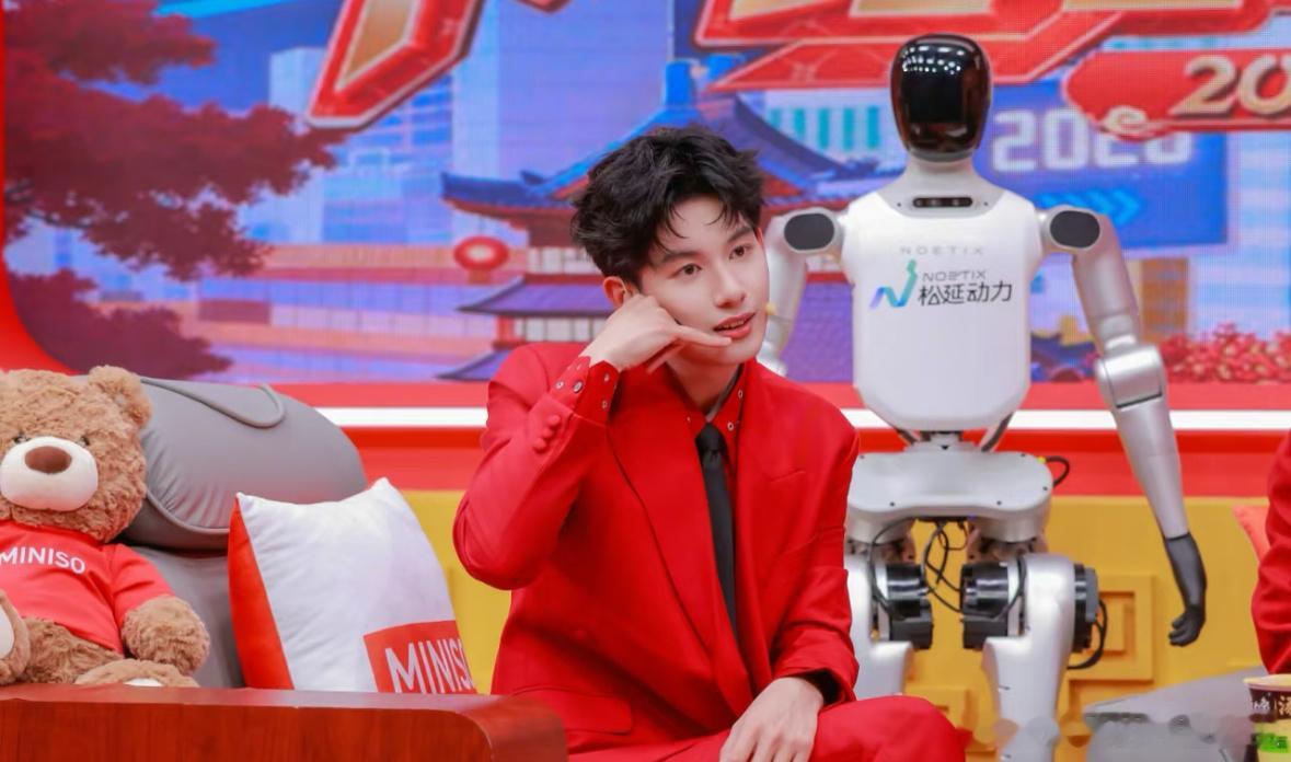 ：来春晚彩排都穿红色：我们不告诉罗云熙