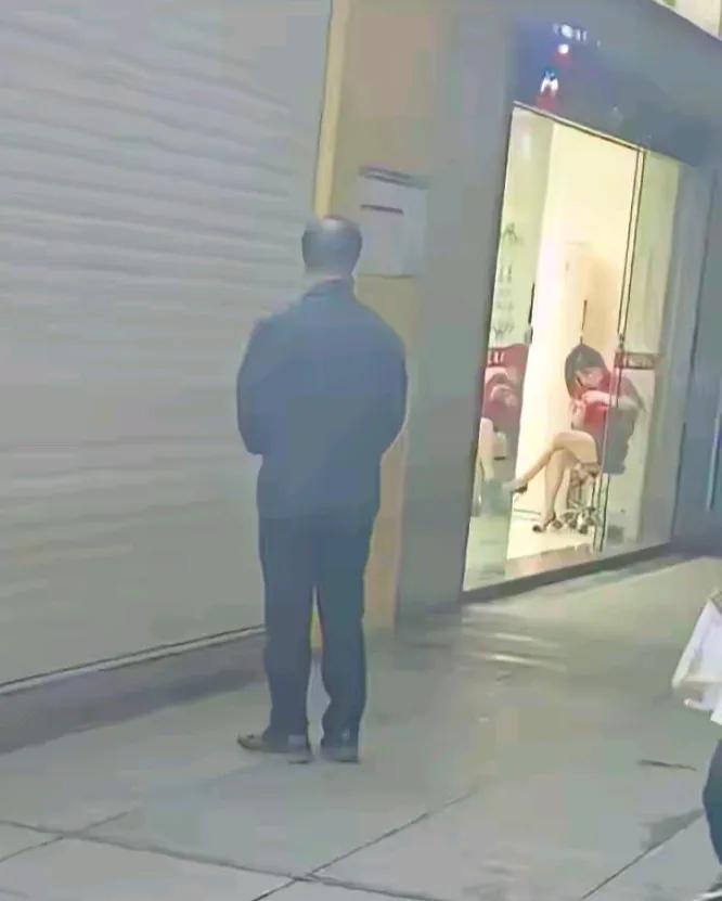 大爷徘徊了很久：去还是不去，去帮一把又怕退休金不够，咋整？