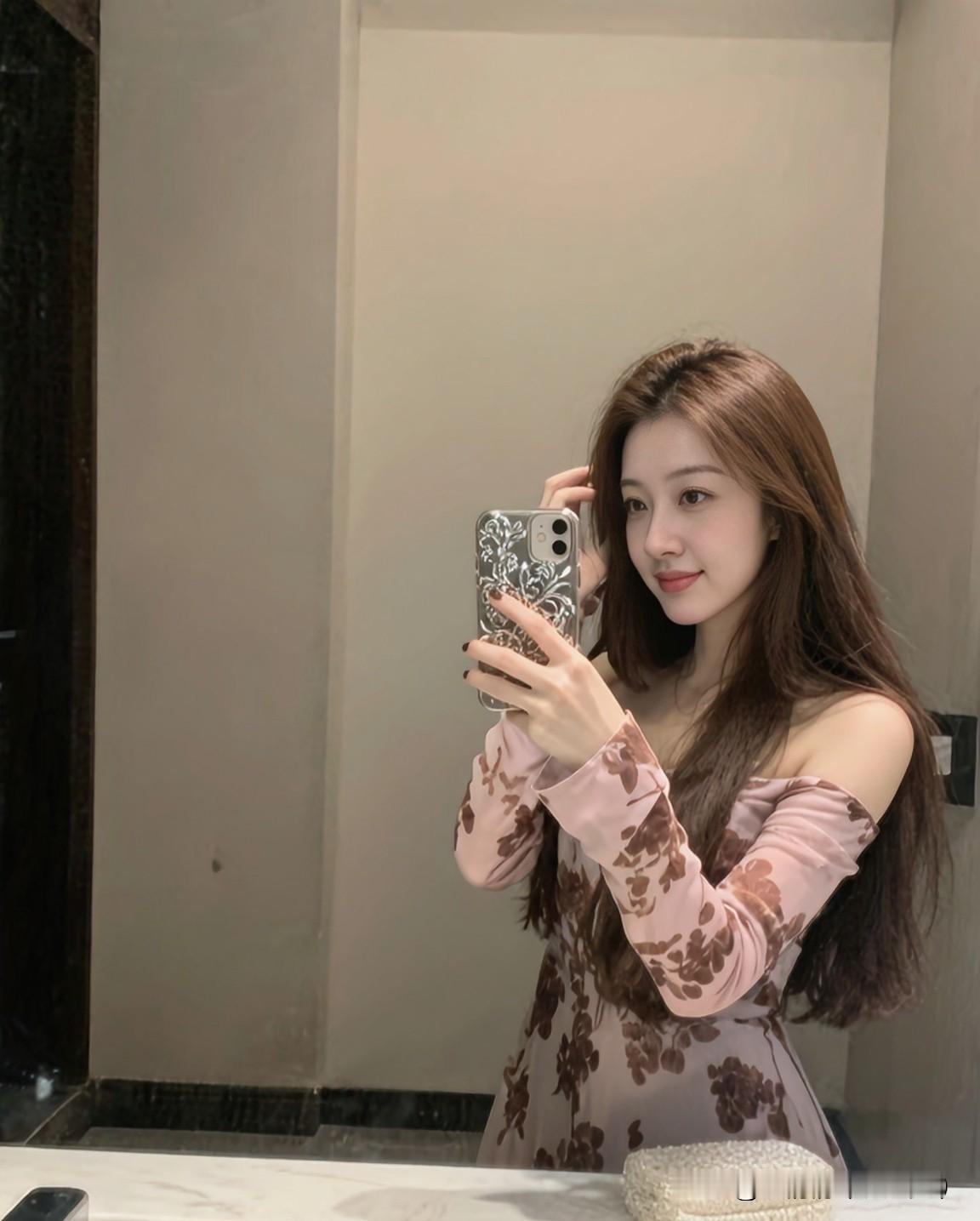 活得清醒通透的女人，
像自带人生滤镜。
她们清楚自己要什么，
不盲目跟风，
不活