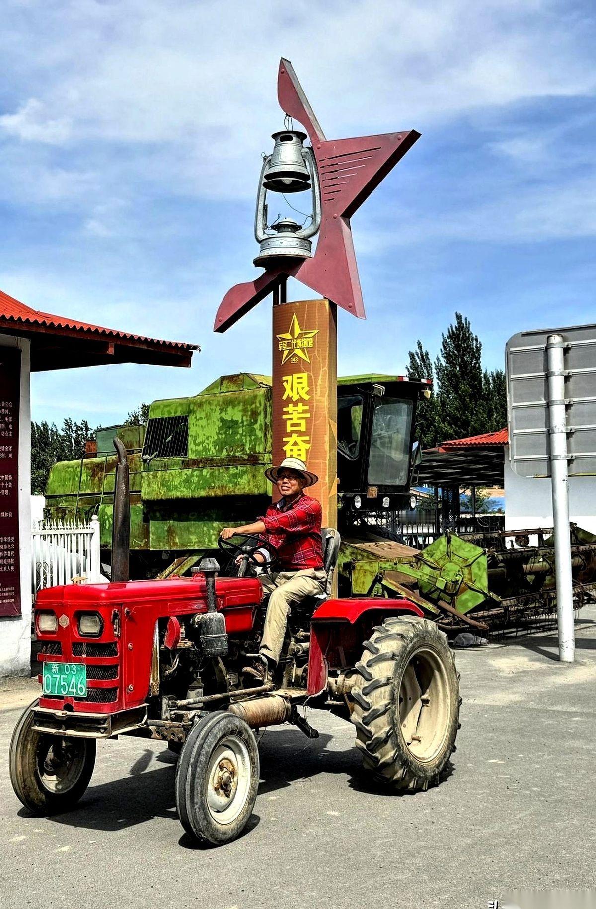 走进石河子一四三团那个不起眼的农家小院，你得先屏住呼吸。
满眼都是大家伙：锈迹斑