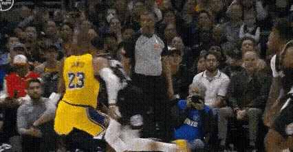 詹姆斯在比赛过程中常常表演特技动作：鲤鱼打挺，估计连专业体操运动员都很难完成这个