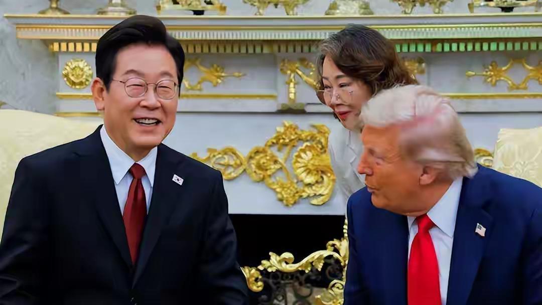 李在明才是个真正的狠角色。表面上看，李在明一副笑面虎的样子，一上台第一时间就去访